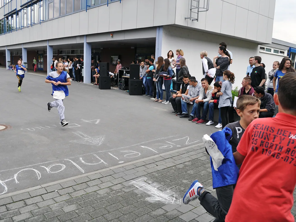 Läufer nähert sich der Ziellinie auf dem Schulhof.